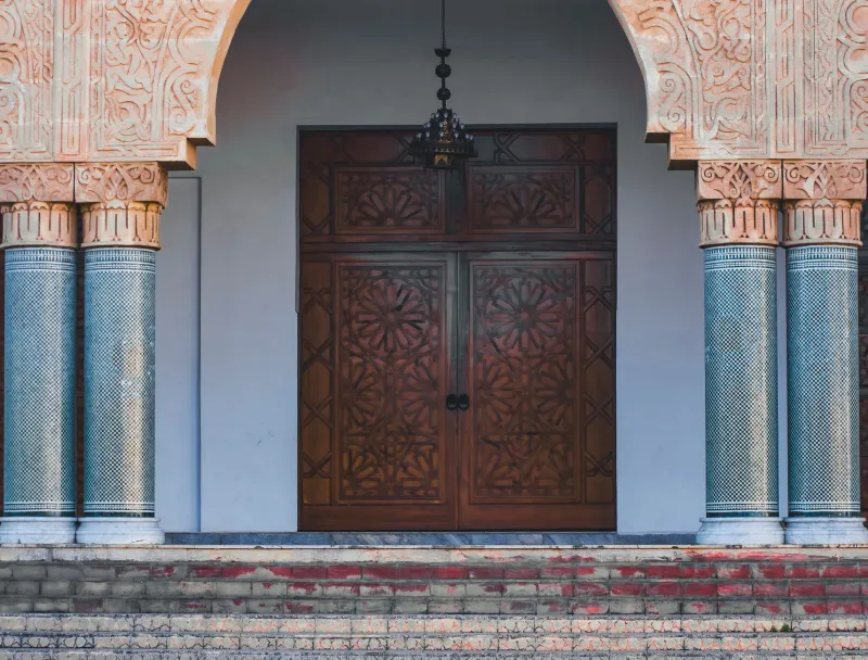 The Dressed Threshold: What Middle Eastern Entryway Philosophy Is Teaching America's Most Deliberate Dressers