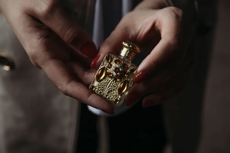 The Layered Self: Building a Bespoke Olfactory Identity Through Middle Eastern Fragrance Composition
